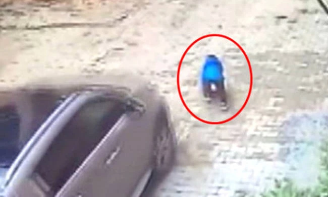 Σοκ! Μάνα πέρασε με το αμάξι της πάνω από το παιδί της (βίντεο)